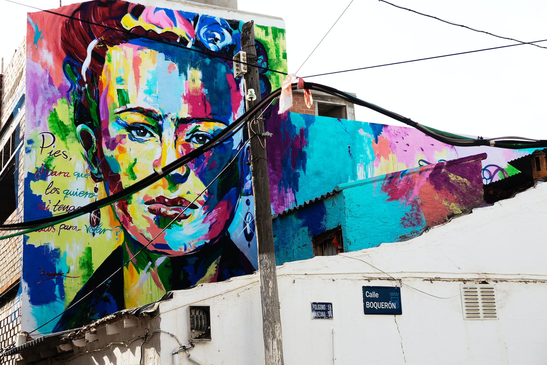 Mural of Frida Kahlo. Her quote reads, "“Pies para qué los quiero si tengo alas para volar”